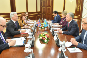 Фотография к новости: Нигматулин принял британского министра по делам Европы и Америки Данкана