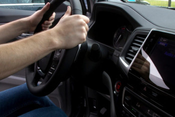 Фотография к новости: Остановили на дороге: действия водителя и полицейского