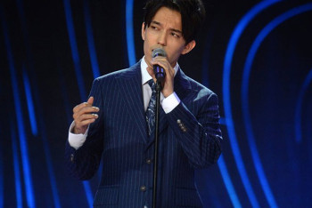 Фотография к новости: Тысячи сердец бились в унисон: Димаш спел под дождем