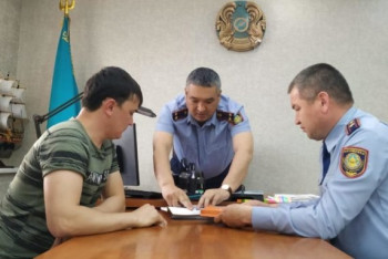 Фотография к новости:  Полицейские Шымкента побеседовали с "танкистом"