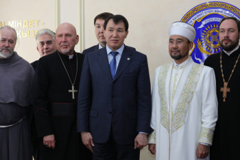 Фотография к новости: В Нур-Султане состоялся круглый стол с участием лидеров религиозных организаций Казахстана