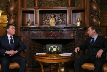 Фотография к новости: Аскар Мамин и Дмитрий Медведев обсудили перспективы экономического сотрудничества