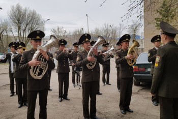 Фотография к новости: Будущие офицеры-спасатели исполняют военные песни во дворах фронтовиков в Кокшетау