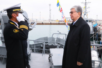 Фотография к новости: Глава государства ознакомился с образцами военной техники в Актау