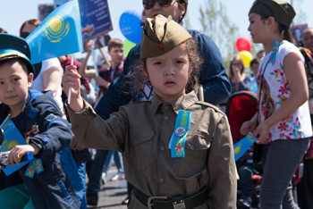 Фотография к новости: Тысячи таразцев прошли по улицам города в колонне "Қаhарман Ұлт"