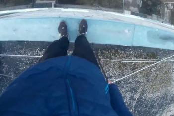 Фотография к новости: Акмолинские спасатели убедили мужчину не прыгать с девятого этажа