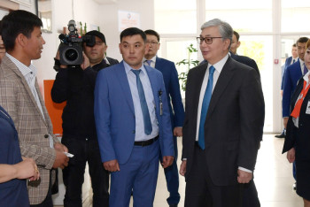 Фотография к новости: Президент Казахстана посетил «сервисный акимат» в Уштобе