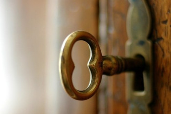 Фотография к новости: Пятерых детей из закрытой квартиры вызволили спасатели в Семее