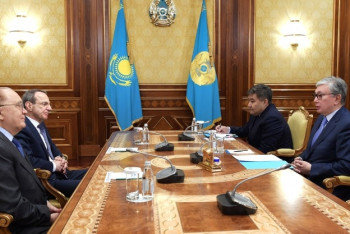 Фотография к новости: Токаев принял ректора МГУ Садовничего и председателя Россовета по международному сотрудничеству Орджоникидзе