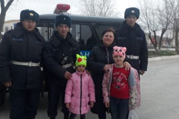 Фотография к новости: Гвардейцы Жанаозена спасли потерявшуюся пятилетнюю девочку