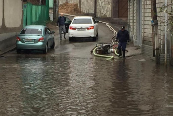 Фотография к новости: 140 единиц техники ликвидируют последствия ливней в Алматы