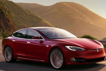 Фотография к новости: Tesla запустит сервис беспилотных такси в 2020 году  