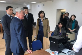Фотография к новости: Бердыбек Сапарбаев проверил, как принимают документы на адресную соцпомощь в Нур-Султане