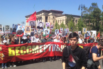 Фотография к новости: Важно, что мы помним их подвиг — участница шествия "Жаужүрек полк" в Алматы