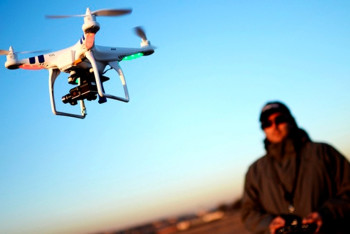 Фотография к новости: Военные пресекли полет квадрокоптера над зданием Минобороны  