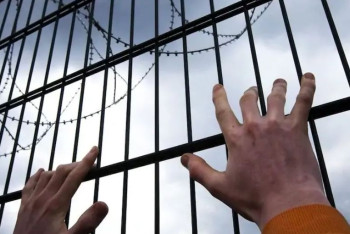 Фотография к новости: 34 заключенных сбежали из тюрьмы в Индонезии