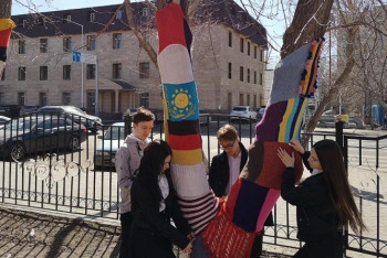 Фотография к новости: Столичные школьники укутали деревья в вязаные шарфы 