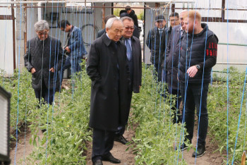 Фотография к новости: С достижениями жетысуских аграриев ознакомился мажилисмен Серик Умбетов