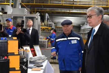 Фотография к новости: Токаев ознакомился с работой завода по производству аккумуляторов в Талдыкоргане