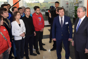 Фотография к новости: Токаев посетил Центр развития молодежныx инициатив в Павлодаре