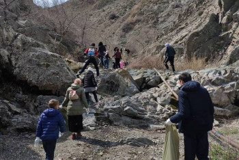 Фотография к новости: Более тысячи мешков с мусором вывезли из уникальных природных мест Мангистау