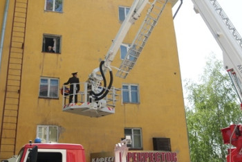 Фотография к новости: Необычным способом поздравили труженицу тыла пожарные ДЧС ВКО 
