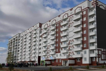 Фотография к новости: В Казахстане многодетным семьям начали выдавать квартиры