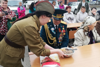 Фотография к новости: В Уральске военнослужащие организовали праздник для тружеников тыла ВОВ