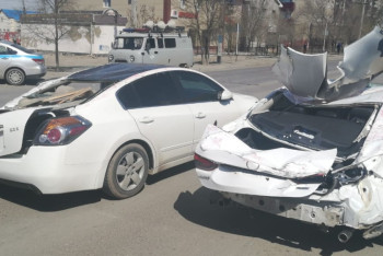 Фотография к новости: Три легковых авто пострадали в результате срыва кровли с жилого дома в Атырау