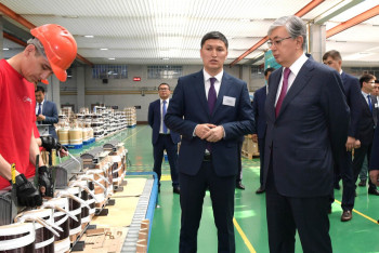 Фотография к новости: Глава государства посетил Уральский трансформаторный завод