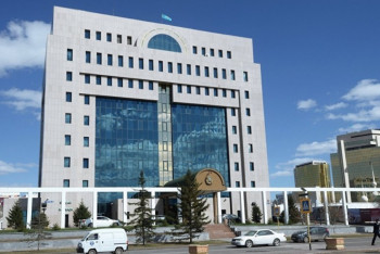 Фотография к новости: Коммунист Ахметбеков получил удостоверение кандидата в президенты