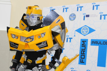 Фотография к новости: Космонавт Аимбетов участвует в IT-форуме в Павлодаре