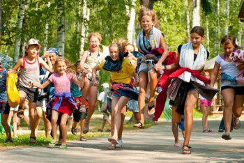 Фотография к новости: Дети из социально уязвимых семей столицы смогут бесплатно отдохнуть в летних лагерях  