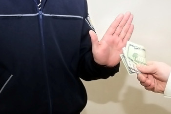 Фотография к новости: Алматинку подозревают в даче взятки полицейскому в 20 тыс. долларов