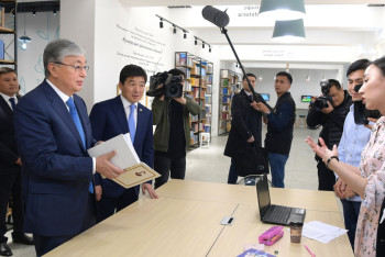 Фотография к новости: Токаев посетил юношескую библиотеку имени Жамбыла в Алматы