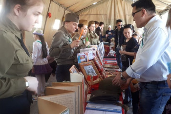 Фотография к новости: В День Победы школьники организовали музей под открытым небом