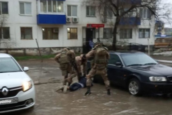 Фотография к новости: Сотрудники спецназа задержали троих салафитов во дворе пятиэтажки в Атырау 