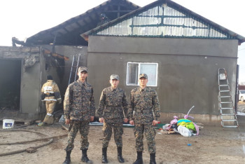 Фотография к новости: В Атырау гвардейцы спасли женщину из пожара