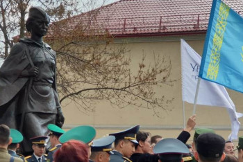 Фотография к новости: В Санкт-Петербурге возвели памятник Алие Молдагуловой 