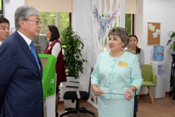 Фотография к новости: Президент РК ознакомился с работой центра многодетных матерей "Бақытты отбасы"