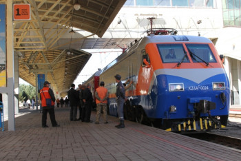 Фотография к новости: Проводники просят 300 тенге за подзарядку смартфонов. Это незаконно – АДГСПК