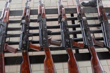 Фотография к новости: В Костанайской области пограничники обнаружили в машине казахстанца 6 автоматов Калашникова