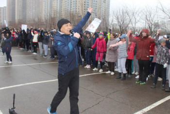 Фотография к новости: Ко Всемирному дню здоровья в столичных школах прошли массовые зарядки   