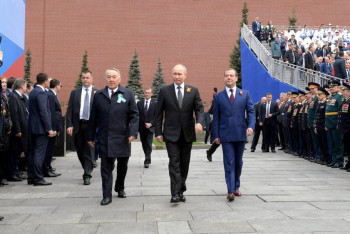 Фотография к новости: Нурсултан Назарбаев принимает участие в параде Победы в Москве