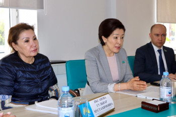 Фотография к новости: Вице-спикер Мажилиса встретилась с многодетными матерями Алматы