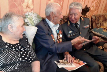 Фотография к новости: Генерал-майор Нацгвардии поздравил 101-летнего ветерана в Актау 