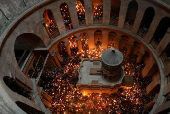 Фотография к новости: В Иерусалиме сошел Благодатный огонь