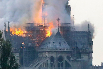 Фотография к новости: В соборе Парижской Богоматери вспыхнул пожар
