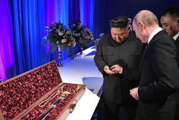 Фотография к новости: Владимир Путин и Ким Чен Ын обменялись саблей и мечом