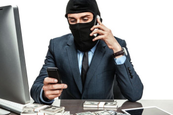 Фотография к новости: У жителей столицы мошенники выманивают данные карт и одноразовый пароль